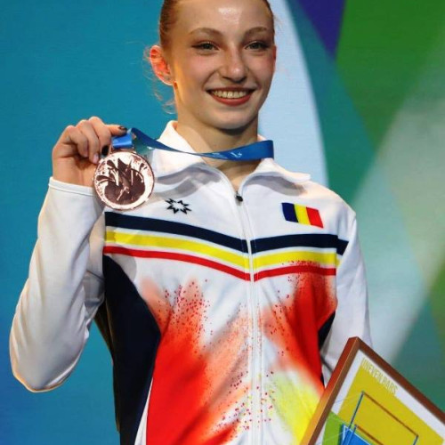 Ana Barbosu, gimnasta din Focșani, desemnată pentru performanțele sale internaționale, arată că excelența nu are limite. După o activitate competițională impresionantă în ultimul an, în care a câștigat patru medalii la Leipzig — aur la sol, argint la barna, bronz la individual compus și paralele — și a obținut medalia de bronz la Jocurile Olimpice de la Paris 2024, ea a reușit să încheie și examenul de Bacalaureat.