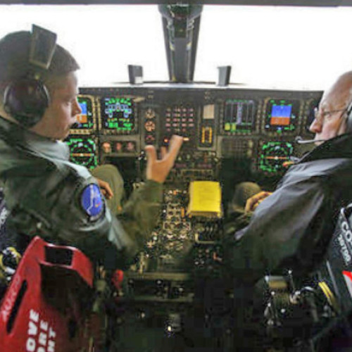 pilotii de pe avioanele stealth B-2, cei care participă la misiuni lungi în afara țării, trec printr-o pregătire intensivă înainte de zbor, relatează digi24.ro. Această pregătire durează mai multe săptămâni și nu se limitează doar la planificarea rutelor, ci include și sfaturi despre alimentație, menite să mențină vigilenta și sănătatea în timpul misiunilor ce pot dura peste 40 de ore.