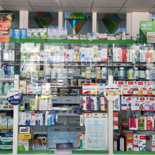 Farmaciștii pot elibera medicamentele prin Sistemul Informatic al Prescripției Electronice, folosind cardul național de asigurări sociale sau documentul înlocuitor, care trebuie prezentat la farmacie, informează CNAS. Potrivit sursei, această prescripție electronică poate fi acceptată doar în farmaciile cu contract cu casa de asigurări, așa că beneficiarii sunt sfătuiți să verifice dacă farmacia are acord cu CNAS.