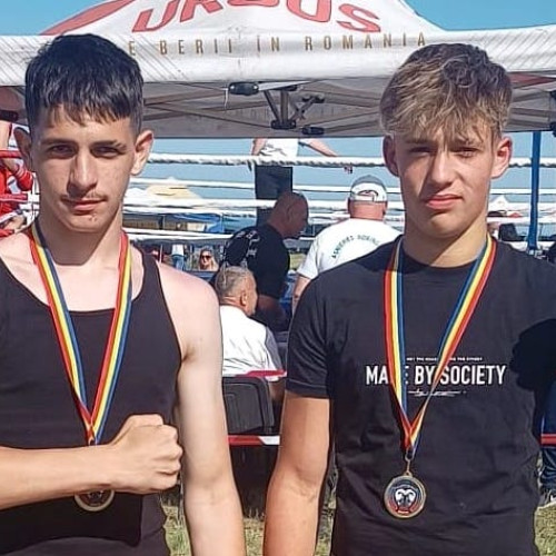 doi tineri pugiliști de la clubul ACS Pugilistic Sibian, campioni la Cupa Valentina Silaghi