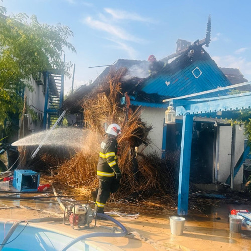 Incendiu în Dunavatul de Sus: bungalow afectat de flăcări