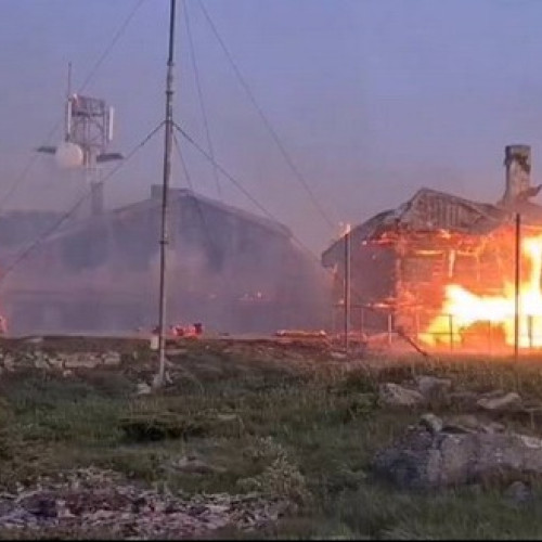 Incendiu la cabana și stația meteorologică de pe vârful Vlădeasa