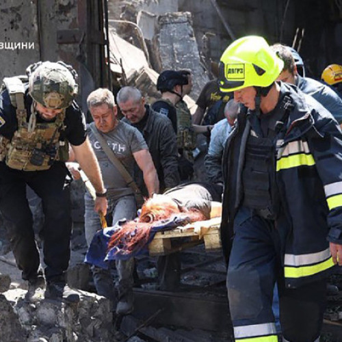 Atac cu rachete rusești în plină zi în sud-estul Ucrainei: cel puțin 17 morți și sute de răniți