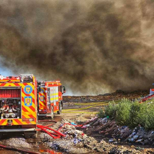 incendiul de la groapa de gunoi aninoasa continuă să amenințe Târgoviștea