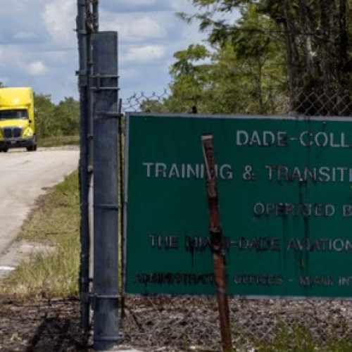 Constructorul unui centru temporar de detenție pentru migranți în Florida