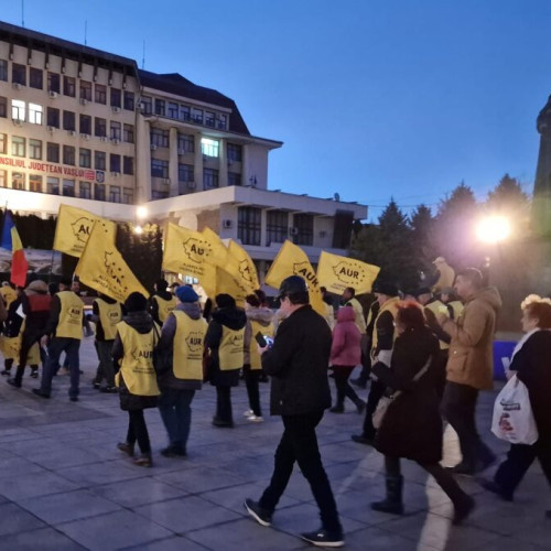 Locuitorii din Vaslui s-au alăturat protestului AUR împotriva comasării alegerilor: "Farsă, nu democraţie!