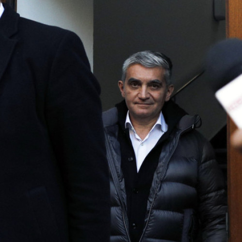 Vlad Oprea, primarul orașului Sinaia, rămâne în arest preventiv pentru încă 30 de zile, potrivit surselor digi24.ro. El a fost plasat în arest din luna mai, după ce a încălcat controlul judiciar inițial stabilit de procurori. Conform informațiilor, procurorii l-au interceptat în timpul unei întâlniri cu viceprimarul orașului, în care Oprea dădea indicații despre angajați și contracte ale primăriei.