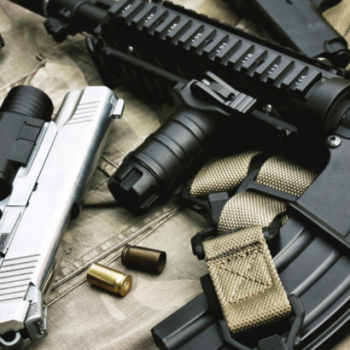 Percheziții în cazul traficului ilegal de arme militare