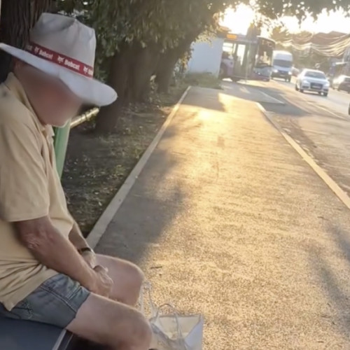 Un incident șocant a stârnit indignare în Cluj. Potrivit unor imagini, un bărbat a fost surprins în timpul zilei în timp ce și-a satisfăcut nevoile sexuale în apropierea unei stații de autobuz, fără să dea semne de rușine, chiar în prezența unei tinere care aștepta liniștită. Se pare că bărbatul are antecedente de comportament indecent, fiind cunoscut în zonă și reclamat anterior pentru astfel de fapte.