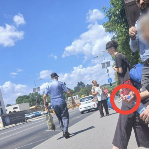 incident la stația de autobuz din Cluj, mai multe persoane, inclusiv o femeie în vârstă, surprinse fumând