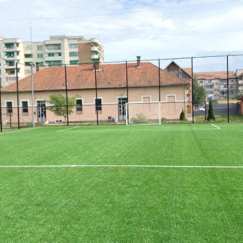 Începând cu 1 iulie 2025, Clubul Sportiv Municipal Deva va pune la dispoziția sportivilor și a cetățenilor interesați de activități sportive terenuri pentru practicare. Potrivit hotărârii Consiliului Local Deva nr. 155 din 24 aprilie 2025, tarifele vor fi următoarele.