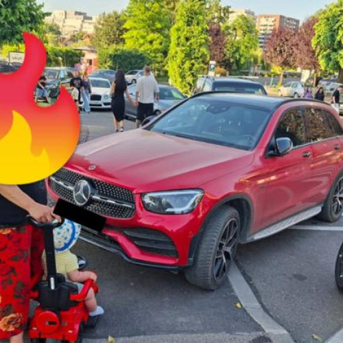 Mașină parcată pe trotuar în Cluj, pietonii revoltati