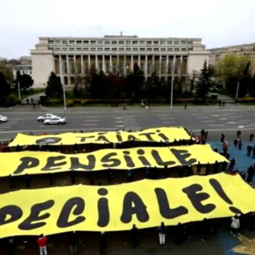 Pensiile speciale vor fi reformate în România. Potrivit informațiilor, pensiile speciale au două componente: una contributivă, care în medie este de aproximativ 7.000 de lei, și o alta necontributivă, cu o valoare medie de 18.000 de lei. Guvernul intenționează să taie partea necontributivă a acestor pensii.