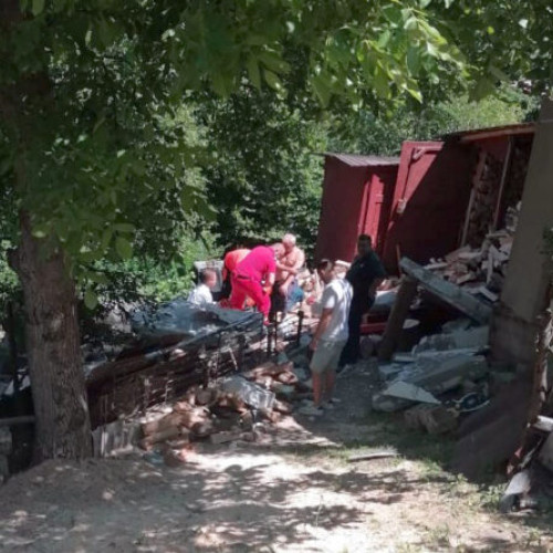 două persoane rămase captive după prăbușirea unui zid în Ghelari