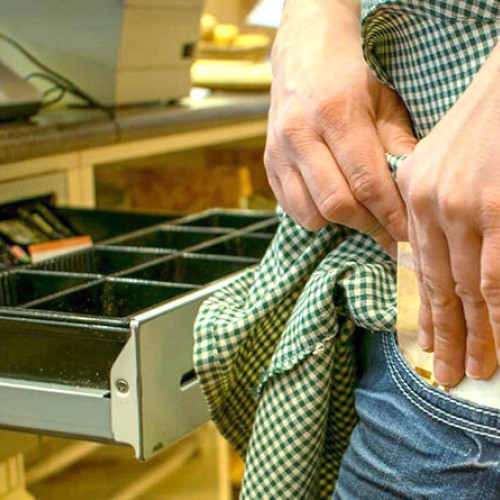 tânăr din vulcan condamnat pentru delapidare de 13.800 de lei