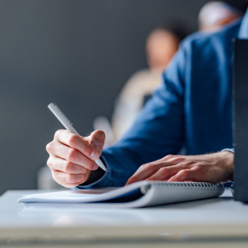 Rezultatele finale ale Evaluării Naționale, după soluționarea contestațiilor, vor fi afișate joi, 10 iulie, informează Ministerul Educației. A doua zi, vineri, 11 iulie, va fi publicată ierarhia pe județe și în București, stabilită în funcție de media obținută de elevii de clasa a VIII-a.