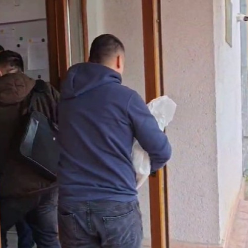 Procurorii Direcției Naționale Anticorupție – Serviciul Teritorial Suceava au dispus trimiterea în judecată, în stare de libertate, a 26 de inculpați, printre care se numără comisari ai Gărzii Naționale de Mediu Botoșani și angajați ai Agenției pentru Protecția Mediului Botoșani. Aceștia sunt acuzați că au protejat interesele unor firme care nu respectau normele legale privind mediul.