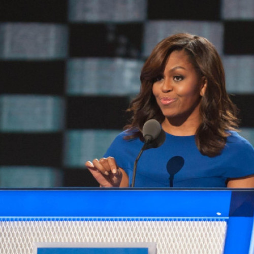 Michelle Obama va vizita România pe 17 septembrie, pentru a participa la un eveniment important de business și tehnologie organizat în București. Potrivit digi24.ro, ea va urca pe scenă pentru a le vorbi românilor despre parcursul său de viață și carieră. Fosta primă-doamnă a Statelor Unite este cunoscută pentru activismul său și pentru activitățile în domeniile educației, sănătății și egalității de șanse. Michelle Obama a declarat de mai multe ori că nu și-a imaginat vreodată că va ajunge în poziția de prima-doamnă a unei țări atât de puternice, dar a transformat această experiență într-o platformă pentru promovarea cauzelor importante pentru tineri și comunități vulnerabile.