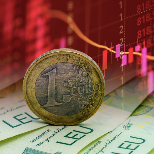 Leul a rămas deconectat de la evoluția celorlalte monede din regiune, în contextul în care nivelul aversiunii față de risc a scăzut în ultimele zile. Astfel, euro a crescut de la pragul de 5,03 lei la 5,05 lei. În prima jumătate a săptămânii, cursul din piața valutară fluctua între 5,047 și 5,056 lei, iar cursul euro a urcat de la 5,0522 la 5,0538 lei, față de 5,0325 lei miercurea trecută, relatează viata-libera.ro.