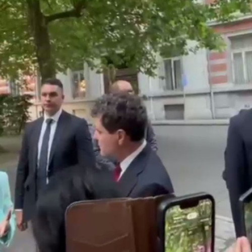 Nicușor Dan, întâmpinat de cetățeni la Bruxelles înainte de Consiliul European