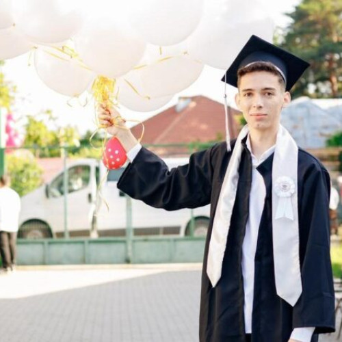 Darius Petre, cel mai bun elev la bacalaureat din acest an din județul Buzău, a obținut o medie aproape perfectă, 9,96. Elev al Liceului Teoretic „Radu Vlădescu” din Patarlagele, profil matematică-informatică, Petre a demonstrat că performanța nu vine niciodată spontan, ci rezultă din muncă susținută, sprijin din partea familiei și implicare din partea profesorilor.