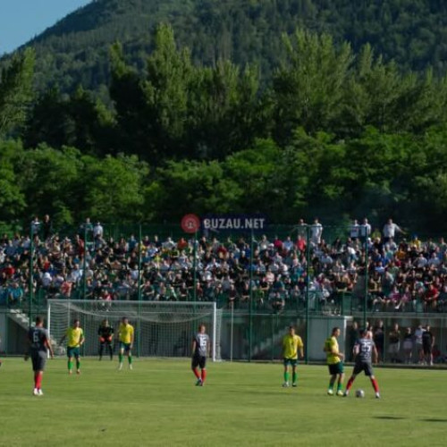 Nehoiu a pierdut primul meci din barajul pentru promovarea în Liga a III-a, chiar dacă a avut sprijinul a peste 1.500 de spectatori. Potrivit unui articol de pe opiniabuzau.ro, această asistență a fost remarcabilă pentru vremurile de după mijlocul anilor '90, când gazdele au mai avut parte de un număr similar de suporteri.