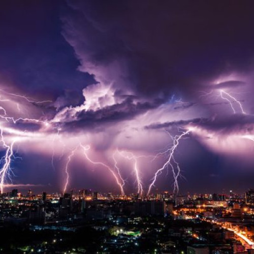 Vara anului 2024 a fost una extrem de calduroasă în Buzău, fiind înregistrate temperaturi record în mai multe zone ale județului. Potrivit experților, cele mai ridicate temperaturi au fost de 39,7 grade Celsius la stația meteo din Buzău pe 17 iulie și de 40,1 grade la Ramnicu Sărat în aceeași lună. De asemenea, la Patarlagele, pe 15 iulie, s-au înregistrat 38,3 grade Celsius. Aceste valori extreme indică faptul că vara din 2024 a fost dominată de temperaturi foarte ridicate, notează citează "opiniabuzau.ro".