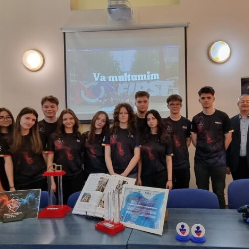 echipa "Heart of RoBots" de la colegiul național "B.P. Hasdeu" a organizat o întâlnire emoționantă înainte de vacanță, pentru a mulțumi celor care le-au fost alături și le-au-au făcut posibilă participarea la Campionatul Mondial FIRST Tech Challenge de la Houston, SUA. La această competiție, tinerii au obținut o performanță remarcabilă, câștigând premiul "Motivate Award - locul I", care recunoaște echipele care inspiră prin implicare, colaborare și impact educațional în comunitate.