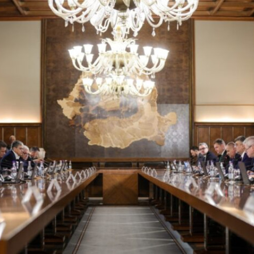 Negocierile pentru formarea noului guvern, programate pentru astăzi, au început deja să contureze împărțirea ministerelor, cu o zi înainte de finalizarea negocierilor oficiale. Potrivit unor surse, Partidul Social Democrat va primi șapte ministere, în timp ce Partidul Național Liberal va obține patru portofolii. Rămâne încă neclară situația pentru Uniunea Democrată a Maghiarilor din România și Uniunea Salvate România, dar anumite aspecte cheie au fost confirmate de surse citate de news.ro.