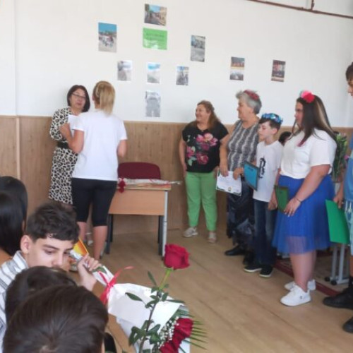 premiile pentru părinți, un gest emoționant la festivitatea de sfârșit de an la școala gimnazială "General Grigore Băstăran" din Buzău