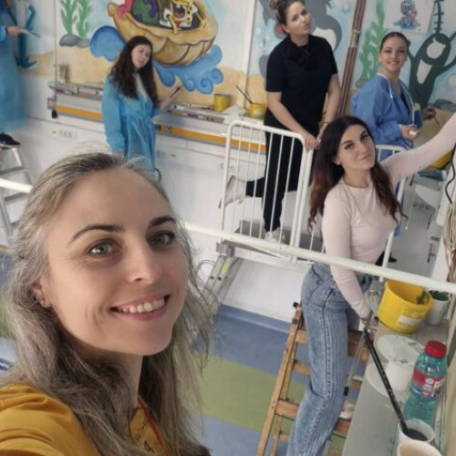 sectia UPU pediatrie a spitalului judetean se pregateste sa isi deschida usile pe 1 iunie, de ziua copilului, intr-un decor colorat realizat de elevii de la liceul de arta &quot;Margareta Sterian&quot;. Inaugurarea va avea loc in fosta unitate de primiri urgente, unde peretii albi au fost pictati cu personaje de poveste si flori, menite sa-i consoleze pe micii pacienti.