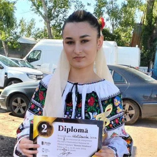 Irina Nastasache, tânără interpretă de muzică populară și elevă a Liceului de Arte "Margareta Sterian", a cucerit scena Festivalului Național Concurs "Benone Sinulescu", aducând emoție și bucurie în cadrul evenimentului dedicat folclorului autentic.