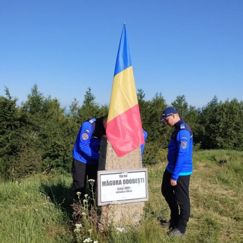 Jandarmii Vrancea au sărbătorit Ziua Drapelului Național pe Muntele Odobești