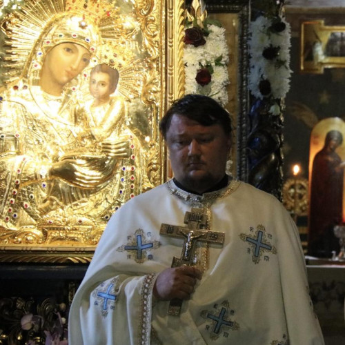 preot din botosani ajută copiii defavorizați să meargă în tabere la munte și la mare