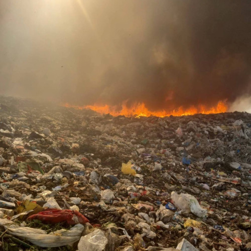 Incendiul de la groapa de gunoi din Aninoasa continuă să fie o problemă majoră după două zile de la izbucnire, deși situația este controlată temporar. Temperaturile ridicate și riscul de infectie fac ca această problemă să rămână gravă, avertizează autoritățile.