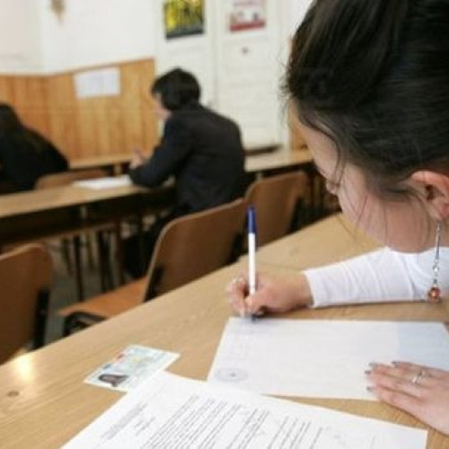 Evaluarea Națională 2025 s-a încheiat miercuri, 25 iunie, cu proba la Matematică, în timp ce profesorii din Iași au opinat că subiectele au avut un nivel mediu spre dificil, în contrast cu testul de Limba română, considerat prea ușor. Cea mai mare provocare pentru elevi a reprezentat-o partea a treia, în special ultimele trei probleme de geometrie, care vor face dificilă obținerea notei maxime.