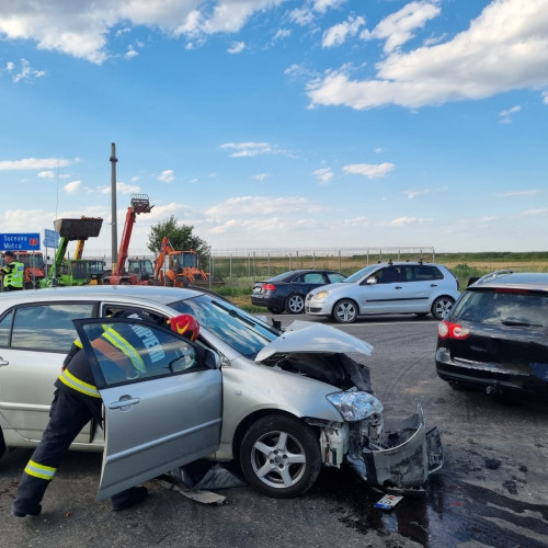 accident la Sabaoani: trei persoane rănite după o coliziune în intersecție