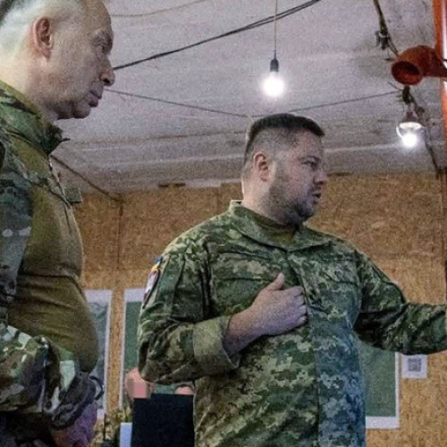 Comandantul șef al armatei ucrainene, Oleksandr Sirski, a ordonat joi accelerarea lucrărilor la fortificațiile din regiunea Sumi, în special în zona de nord-est, unde se desfășoară o ofensivă rusă. Potrivit France Presse, citată de digi24.ro, Sirski a menționat că „sarcinile evidente, aflate în curs de realizare, trebuie să fie finalizate mult mai rapid”, după ce a inspectat personal șantierul de construcții.