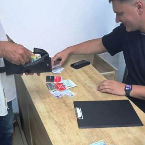 Jandarmi din Focșani au recuperat un portofel pierdut de un bărbat