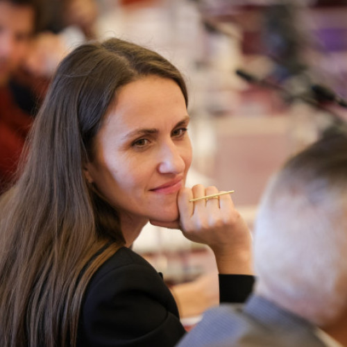 Raluca Turcan, fost ministru al Culturii și deputat PNL, a ieșit în apărarea actualei ministru de Externe, Oana Toiu, după ce aceasta a fost ținta unor atacuri dure în mediul online din cauza modului în care s-a îmbrăcat. Într-o postare pe Facebook, Turcan afirmă că aceste critici reprezintă „un dispret profund față de femei”, și menționează că și ea a fost de multe ori victima unor astfel de remarci.