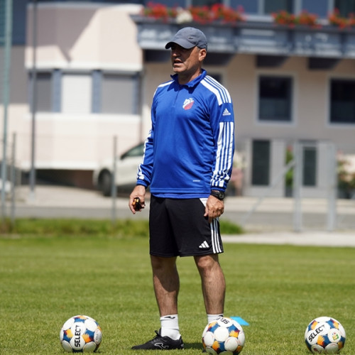 Noul antrenor secund al FC Botoșani, Nicolae Roșca, a început de joi activitatea în echipa botosăneană, anunță clubul. Roșca, născut pe 1 octombrie 1972, deține Licența UEFA A și are o experiență bogată în antrenorat. A început cariera la Academia Hagi și a pregătit apoi echipa U19 a Farului Constanța.