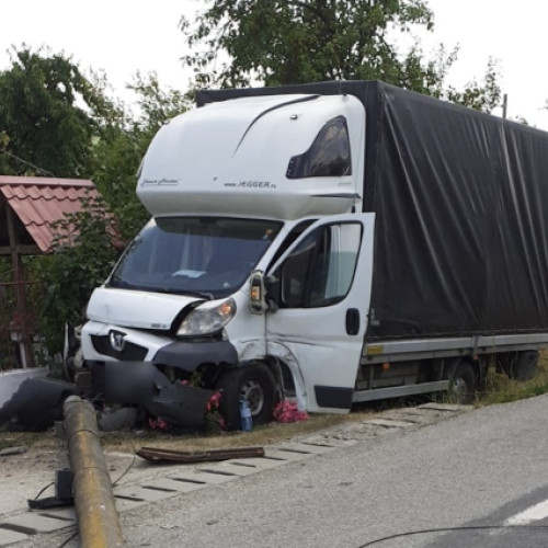Accident rutier în Livada, Cluj: autocamion care a lovit un stâlp
