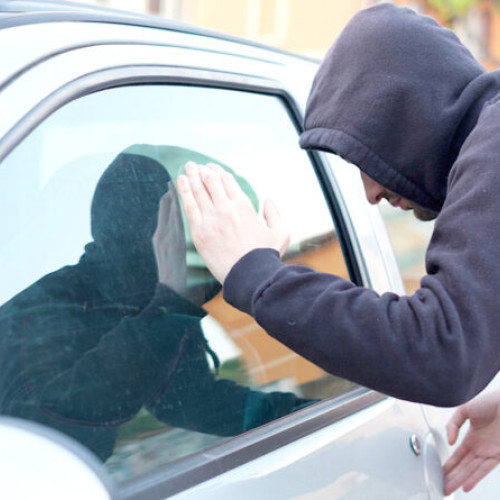 recidivist prins în flagrant în timp ce încerca să fure mașini în Simeria