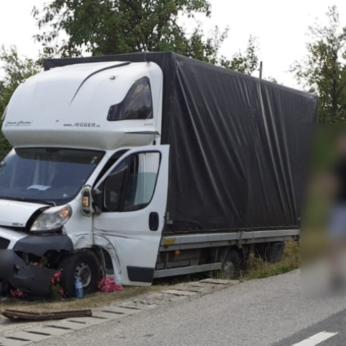 accident în Livada: explozia unei anvelope a cauzat ieșirea de pe drum a unei autoutilitare