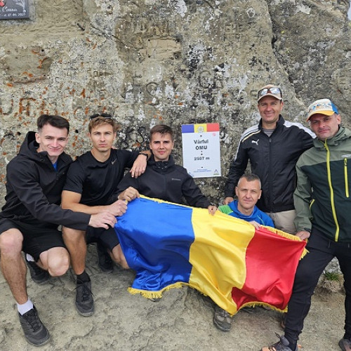 traditie de Ziua drapelului național: militari din satul mare urca pe varful oMiu pentru a onora eroii