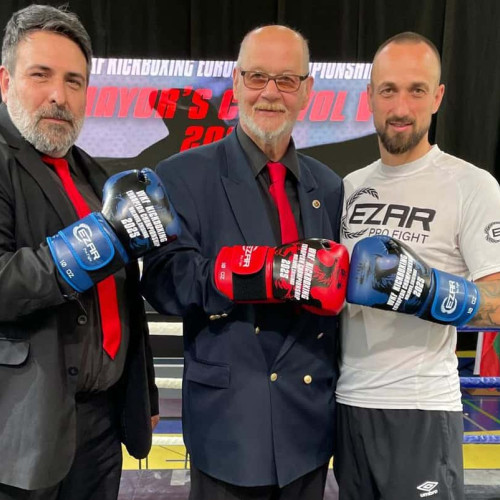 Alin Moldovan, antrenor din Alba Iulia, a furnizat echipamente pentru Campionatul European de kickbox