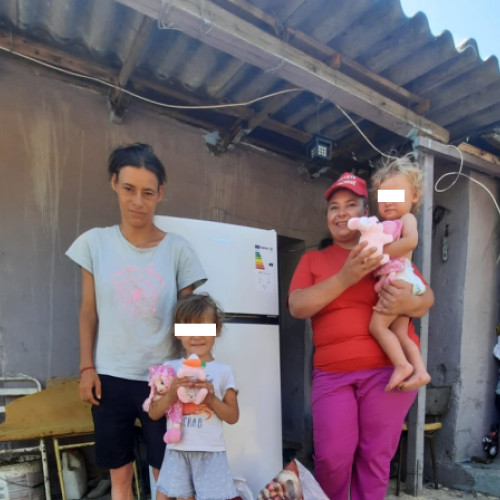 O femeie de 29 de ani trăiește într-un adapost dintr-un sat, într-o condiție foarte dificilă, alături de cele două fetițe ale sale, fără tată. Ea locuiește cu părinții săi într-o cameră mică, cu două paturi, în timp ce bucătăria este un hol mic, dotat cu un aragaz vechi și o butelie, fără frigider.