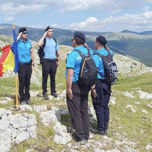 Jandarmii montani din Dâmbovița au sărbătorit Ziua Drapelului Național într-un mod special, arborând drapelul pe Vârful Tătaru, situat la 1.998 metri în Munții Bucegi.