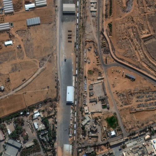 Israelul a închis punctele de trecere spre nordul Fâșiei Gaza, blocând cea mai rapidă rută pentru ajutoarele umanitare către sute de mii de oameni aflați în pericol de foamete, anunță The Guardian. Decizia, luată joi, va intensifica presiunea asupra Israelului din punct de vedere diplomatic, în contextul în care atenția se mută de la conflictul cu Iranul la criza umanitară gravă din Gaza.