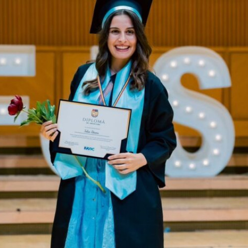 O absolventă de succes a Facultății de Jurnalism și Științele Comunicării, cu medii excelente și o carieră încă în curs de dezvoltare, își încheie studiile și se pregătește pentru următorul pas. Tânăra a obținut media 10 la Bacalaureat și a absolvit liceul "B.P. Hasdeu" cu media 9,83, unde a avut-o ca dirigintă pe profesoara Gabriela Matiu. Alegerea dintre Drept și Jurnalism a fost clară pentru ea, iar pasiunea pentru comunicare a ghidat-o în cei trei ani de facultate.